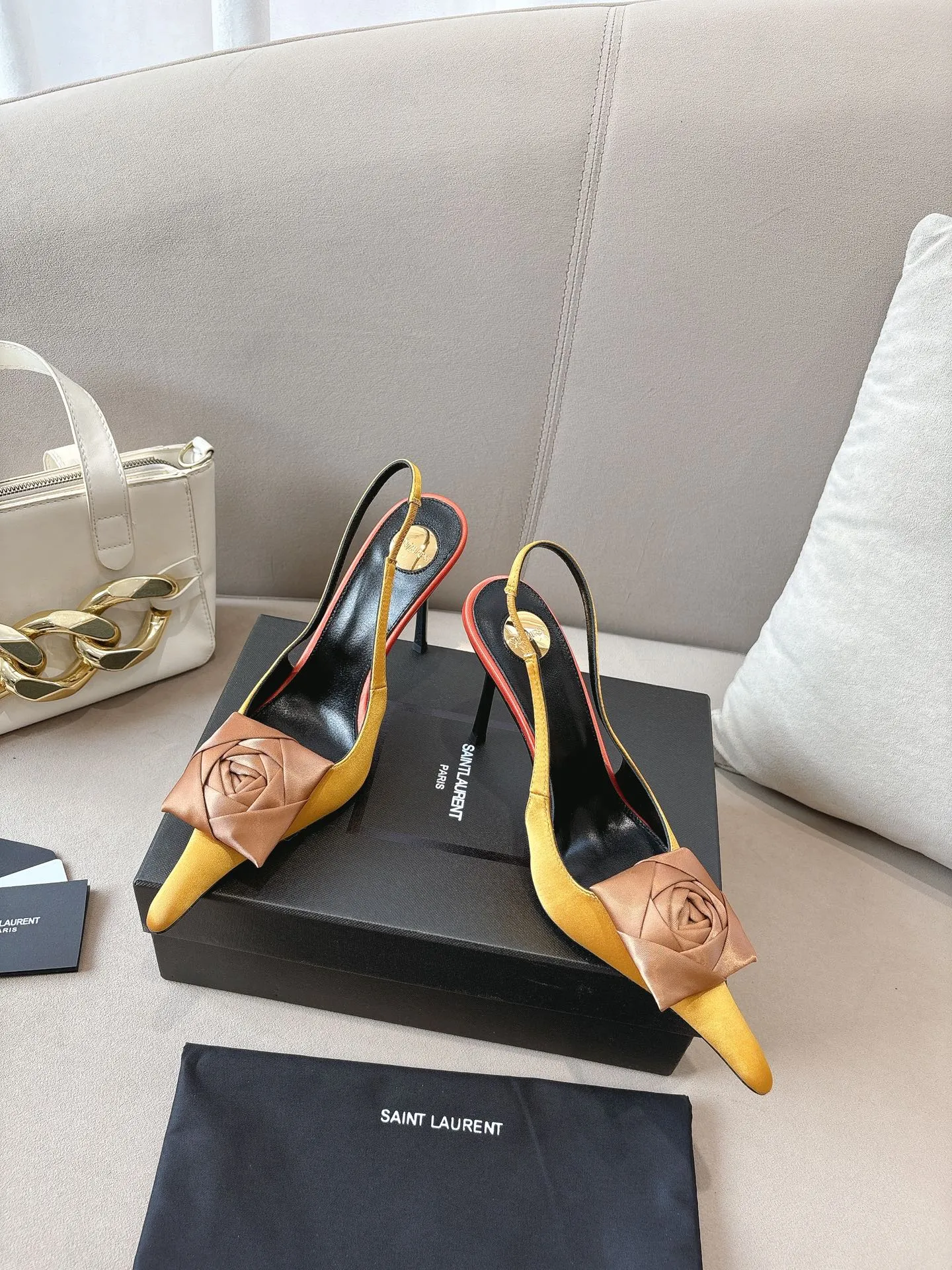 👟👟Ex-factory price 680👟👟 Saint Laurent ysl 25ss/autumn and winter ready-to-wear flower series catwalk style high heels. The toe and contrasting color design make the final effect quite impressive. The different colors are also very beautiful. Straight heels, curved heels, with flowers, and without flowers can be selected. Only YSL understands women’s hearts best and does not accept refutation. It is a super invincible feminine artifact, a must-have for women (z-brand full-body customization, own molded hardware accessories, perfect consistency) ✔ Upper: imported cow patent leather ✔ Inner lining: imported 🐑 goat leather ✔ Sole: imported genuine leather outsole ✔ Heel height: 10.5cm ✔ Size: 36-39 (40, 41, 42 can be customized and non-returnable) Flower style (full set of packaging)
